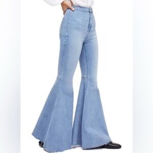 We The Free Free People Just Float On Flare Jeans in Light Wash- Sz 27